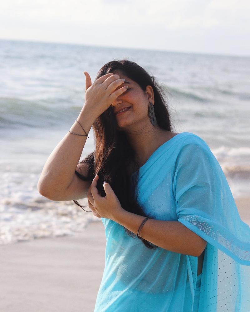 actress-sudha-hot-vibe-on-beach